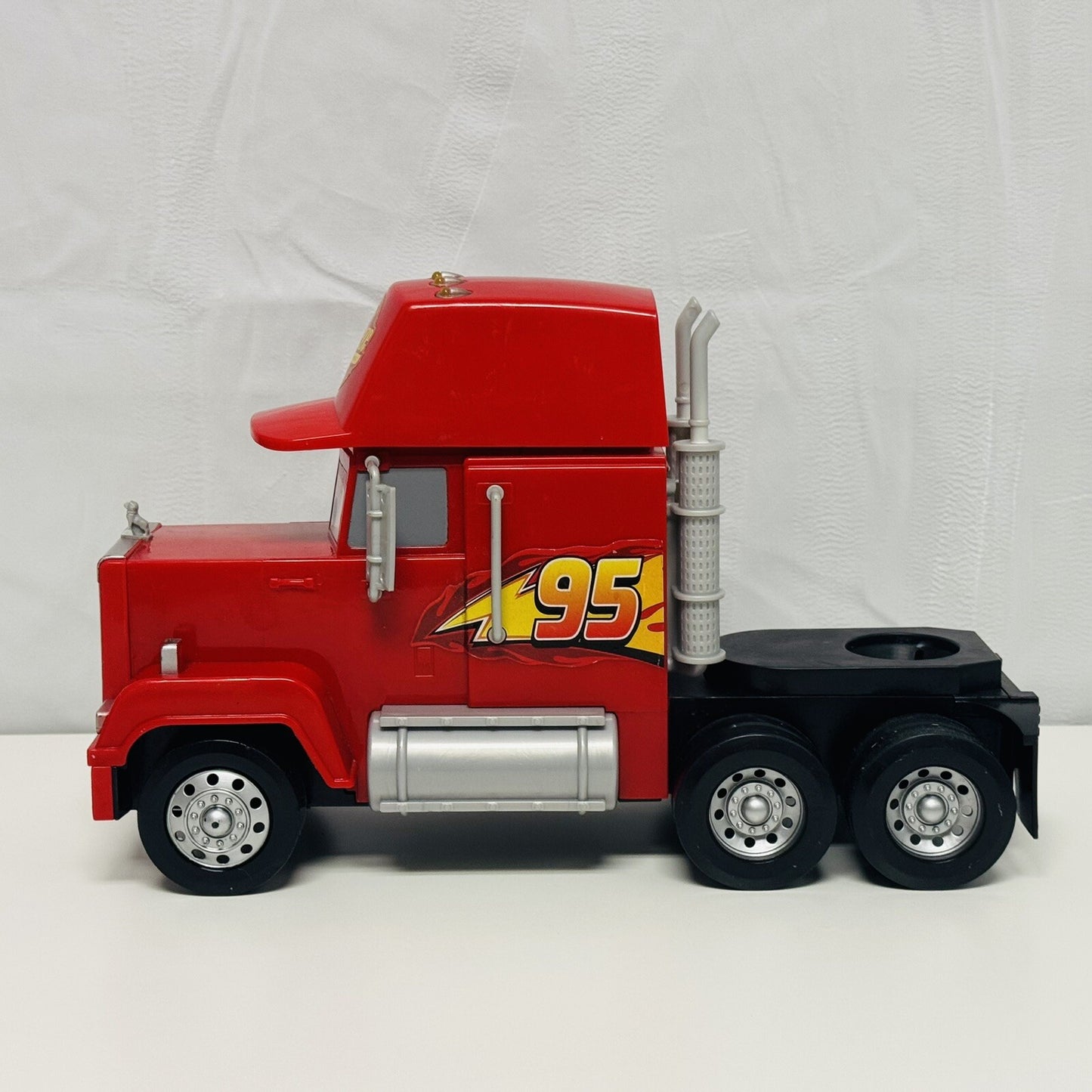 Disney Pixar Cars 3 - 1:18 SCALE MACK HAULER 15” ROLLS + LIGHTS & SOUNDS - 2017