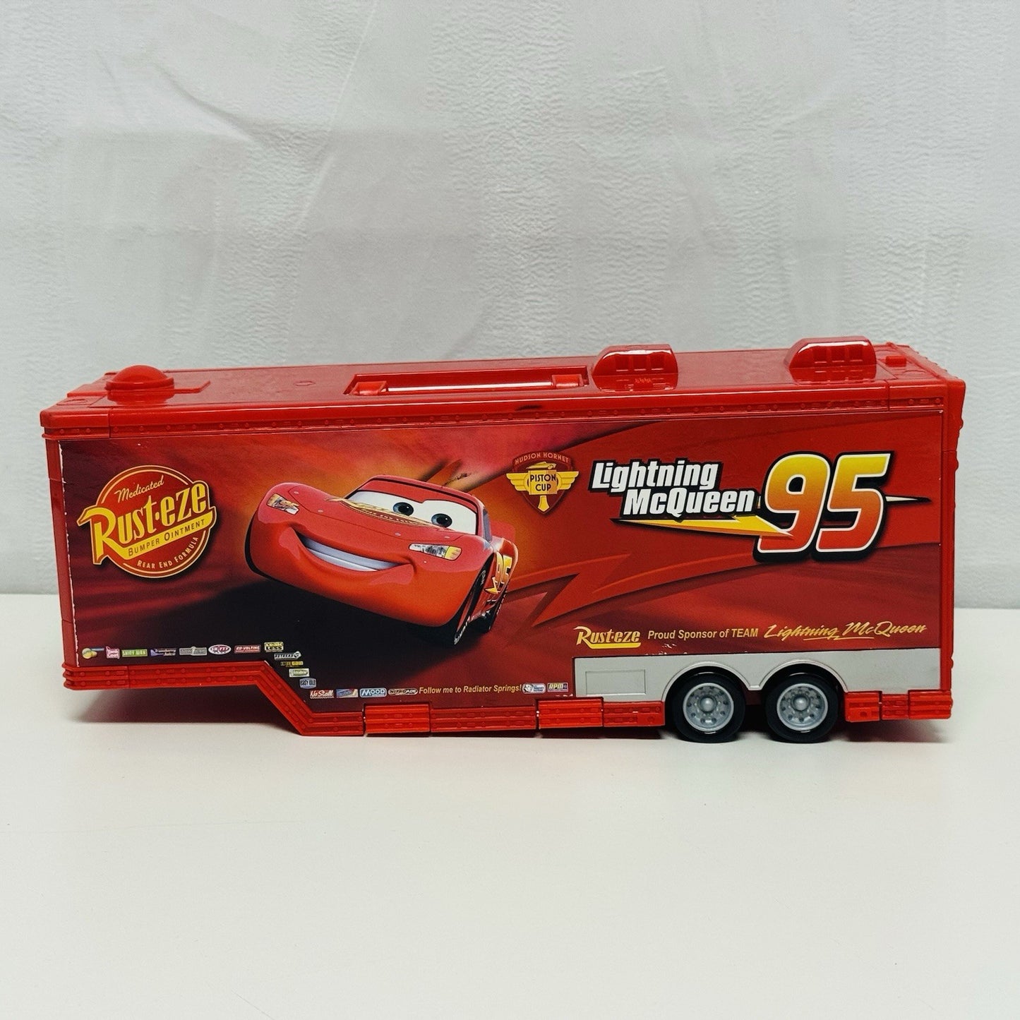 Disney Pixar Cars HUDSON HORNET PISTON CUP MACK HAULER CARRY CASE PLAYCASE 1:55