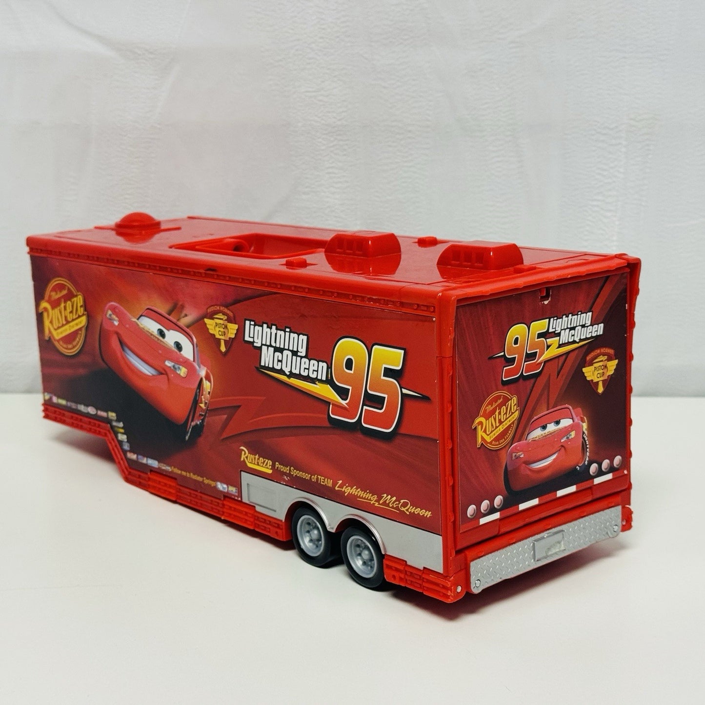 Disney Pixar Cars HUDSON HORNET PISTON CUP MACK HAULER CARRY CASE PLAYCASE 1:55