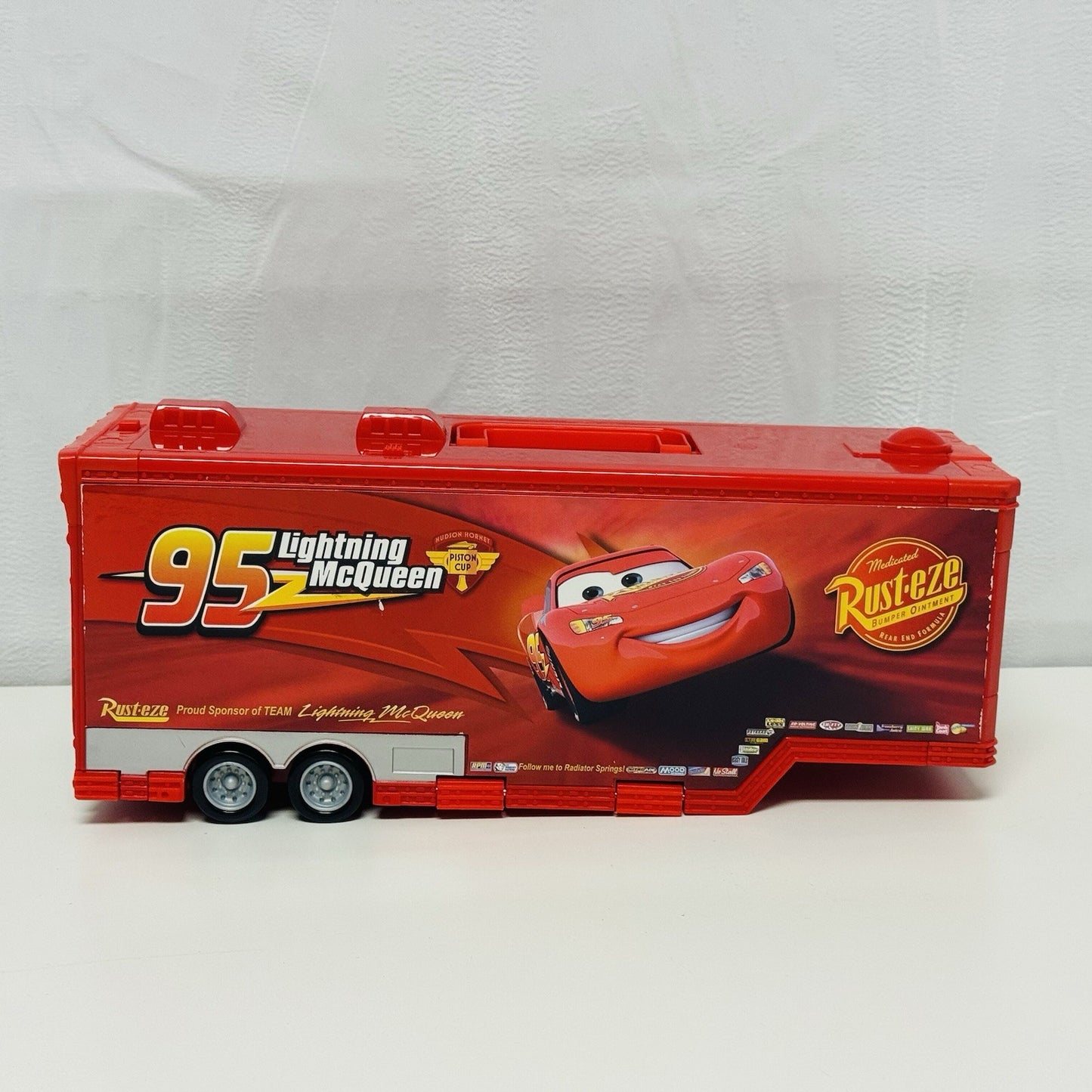 Disney Pixar Cars HUDSON HORNET PISTON CUP MACK HAULER CARRY CASE PLAYCASE 1:55