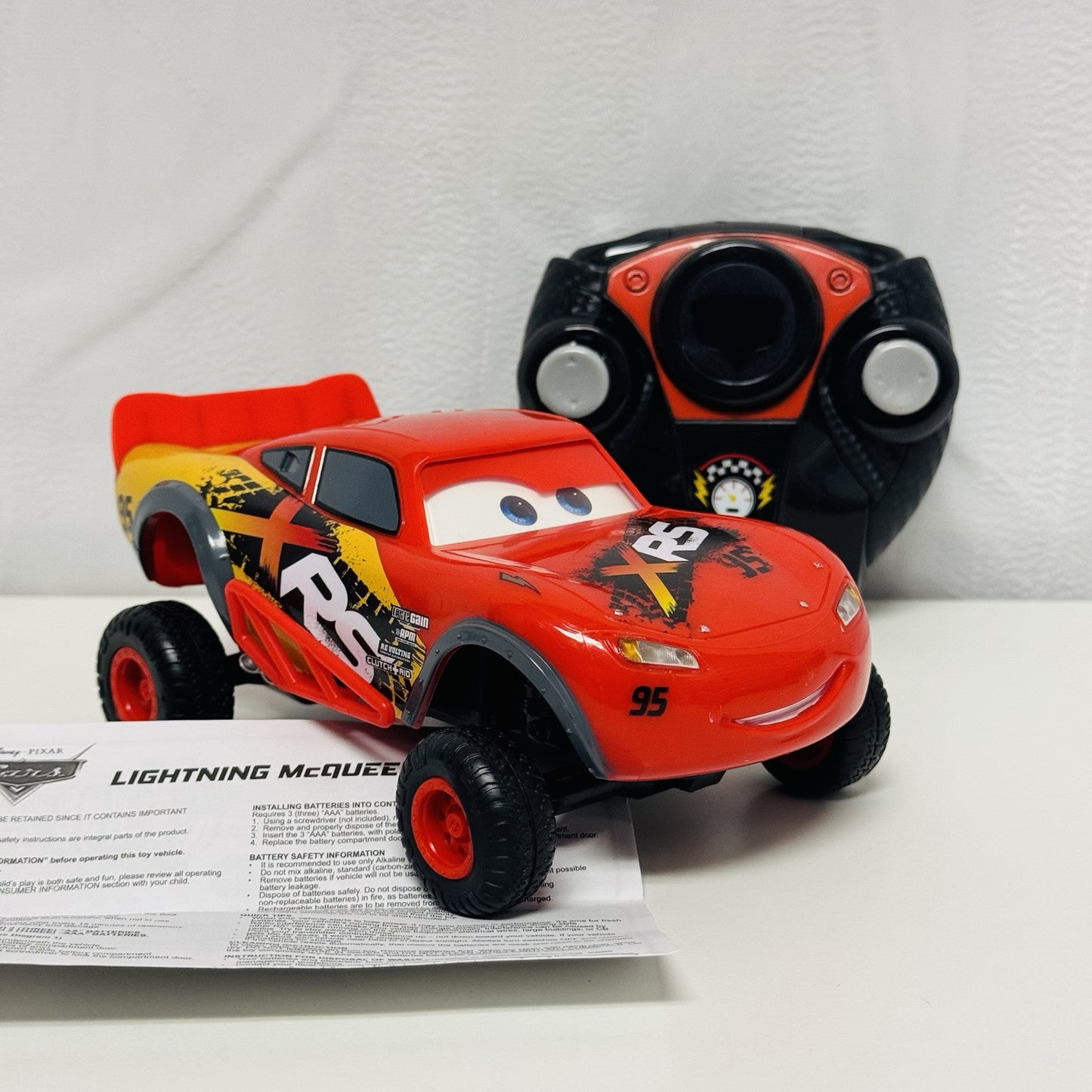 Disney Pixar Cars - 1:24 XRS MUD RACING LIGHTNING MCQUEEN REMOTE CONTROL RC NEW*