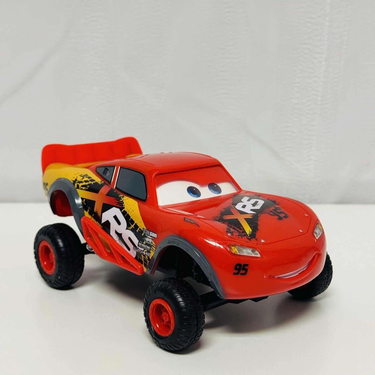 Disney Pixar Cars - 1:24 XRS MUD RACING LIGHTNING MCQUEEN REMOTE CONTROL RC NEW*
