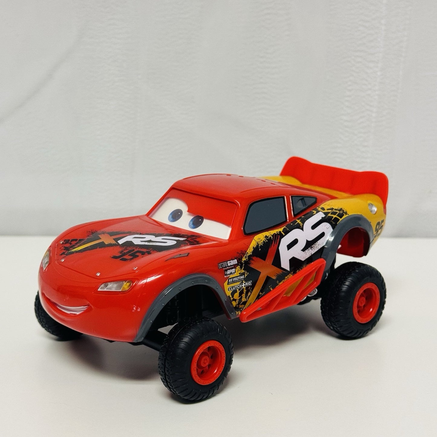 Disney Pixar Cars - 1:24 XRS MUD RACING LIGHTNING MCQUEEN REMOTE CONTROL RC NEW*