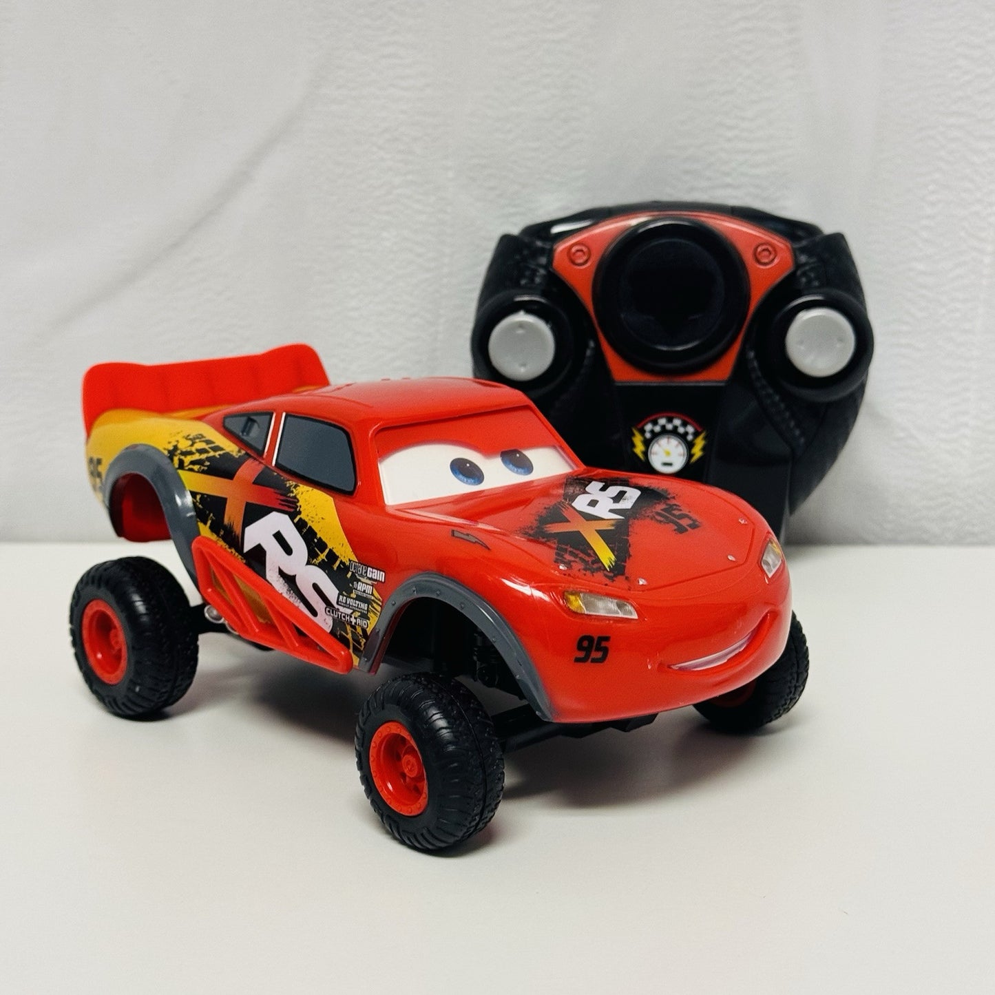 Disney Pixar Cars - 1:24 XRS MUD RACING LIGHTNING MCQUEEN REMOTE CONTROL RC NEW*