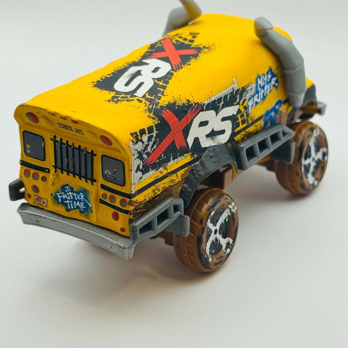Disney Pixar Cars - XRS MUD RACING MISS FRITTER Thunder Hollow 2018 1:55 Diecast