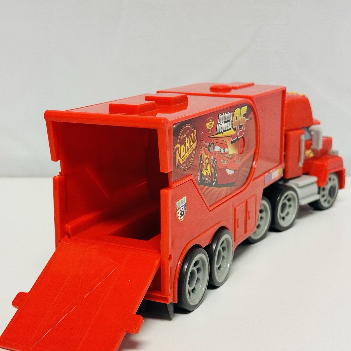 Disney Pixar Cars - CARS 2 IMAGINEXT WORLD GRAND PRIX MACK HAULER - 2011