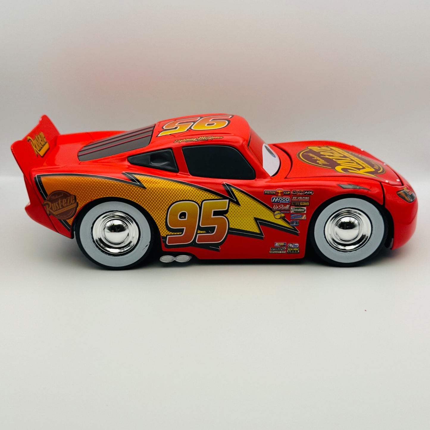Disney Pixar Cars - JADA RUST-EZE WHITEWALLS LIGHTNING MCQUEEN - 1:24 Diecast
