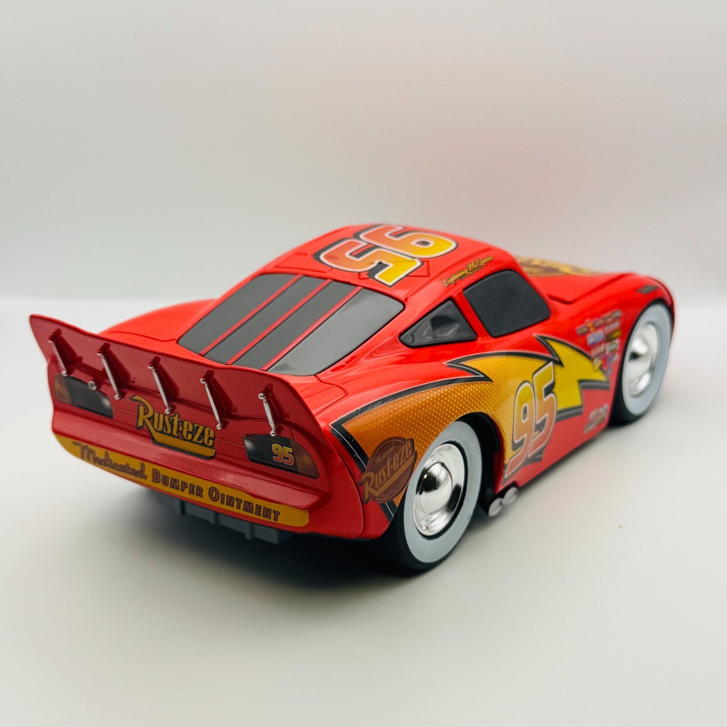 Disney Pixar Cars - JADA RUST-EZE WHITEWALLS LIGHTNING MCQUEEN - 1:24 Diecast