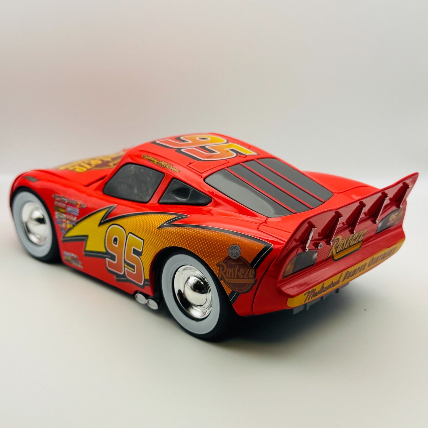 Disney Pixar Cars - JADA RUST-EZE WHITEWALLS LIGHTNING MCQUEEN - 1:24 Diecast