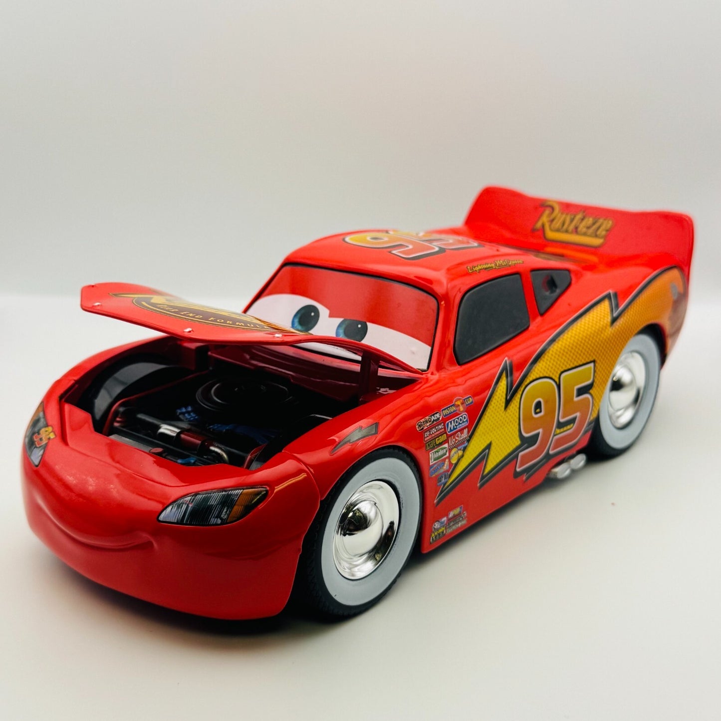 Disney Pixar Cars - JADA RUST-EZE WHITEWALLS LIGHTNING MCQUEEN - 1:24 Diecast