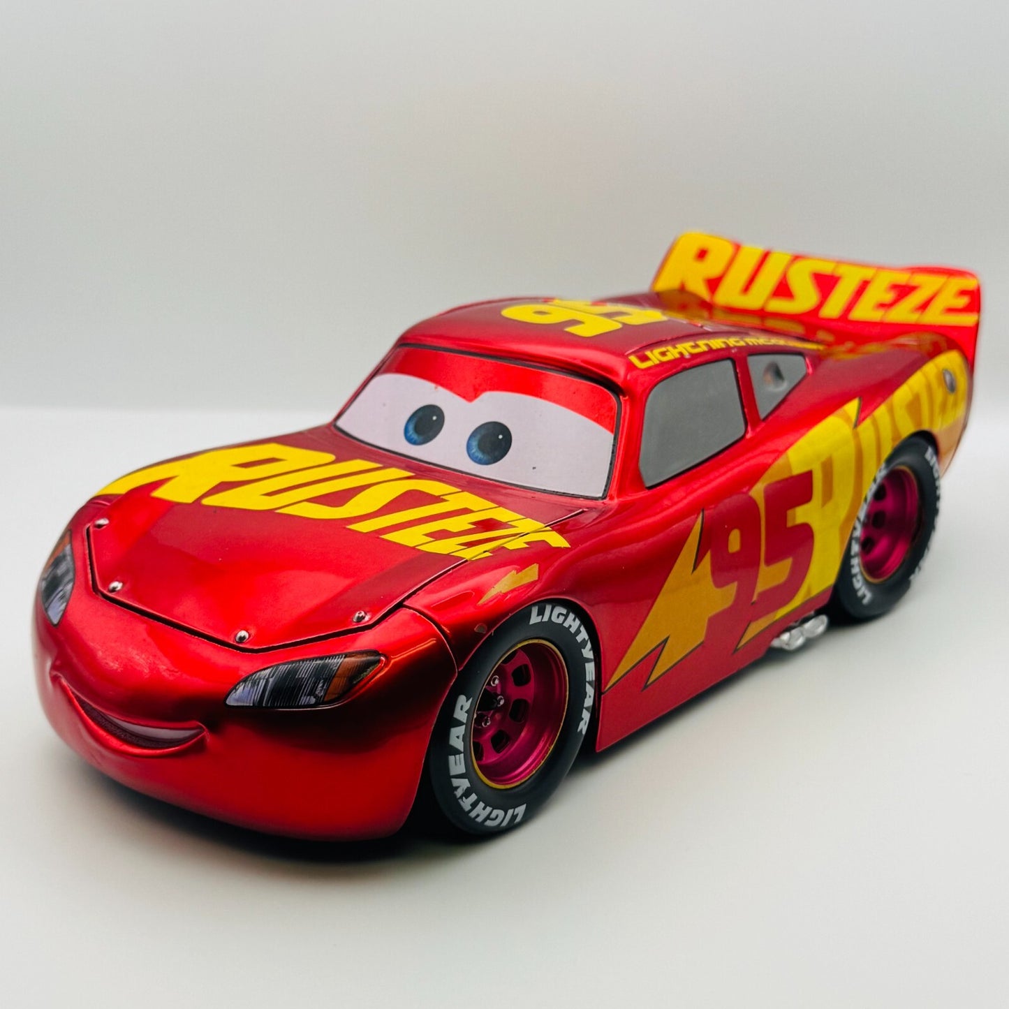 Disney Pixar Cars - JADA RUST-EZE RACING CENTER LIGHTNING MCQUEEN - 1:24 Diecast