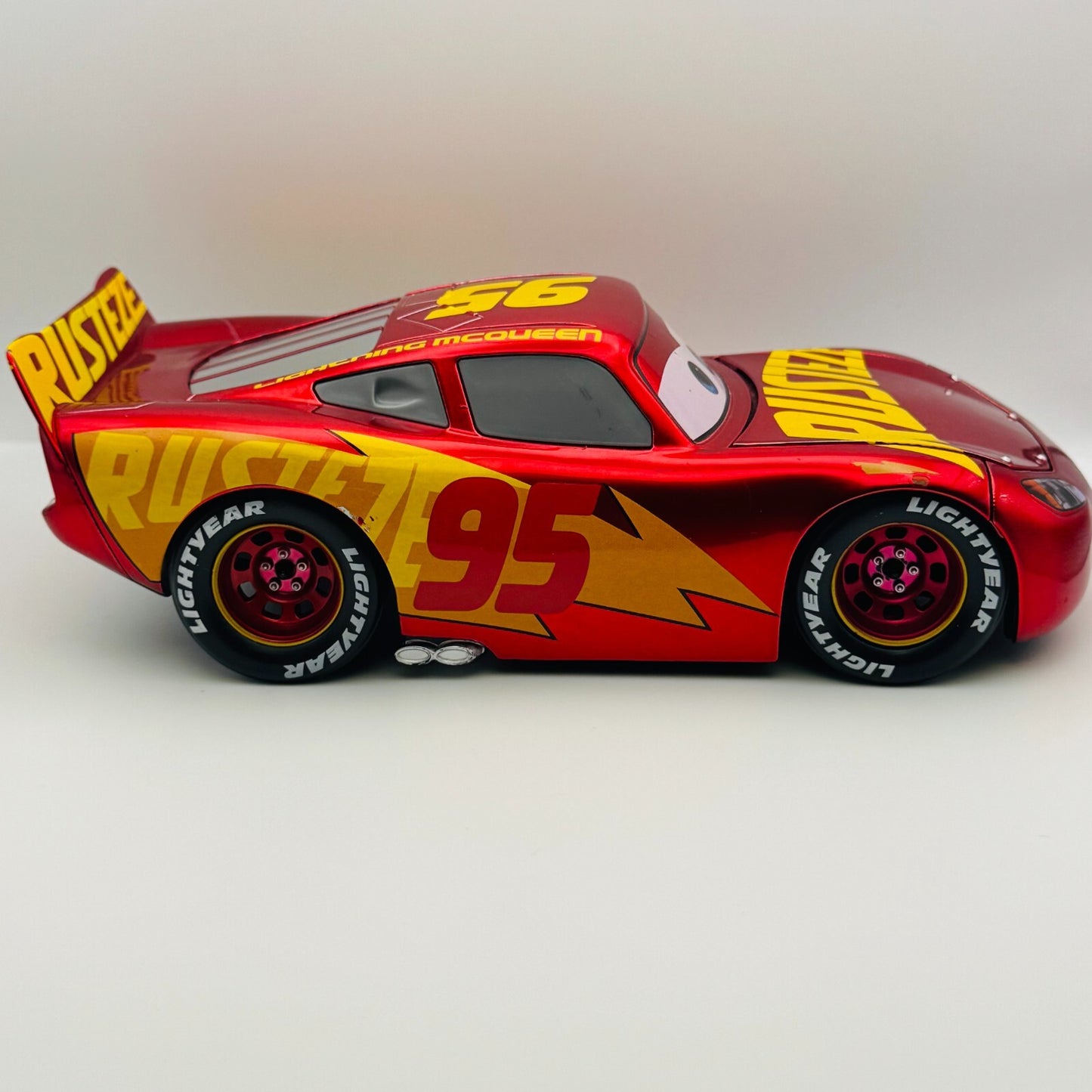 Disney Pixar Cars - JADA RUST-EZE RACING CENTER LIGHTNING MCQUEEN - 1:24 Diecast