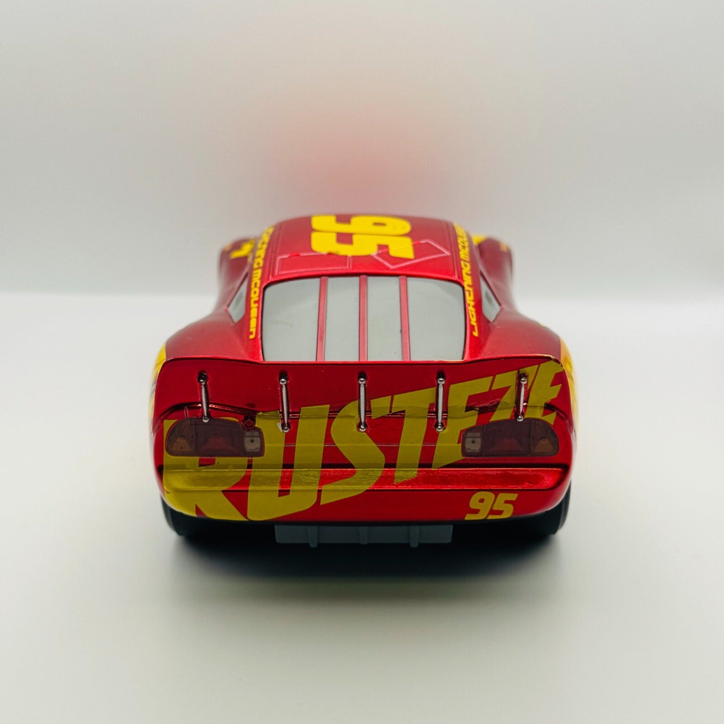 Disney Pixar Cars - JADA RUST-EZE RACING CENTER LIGHTNING MCQUEEN - 1:24 Diecast