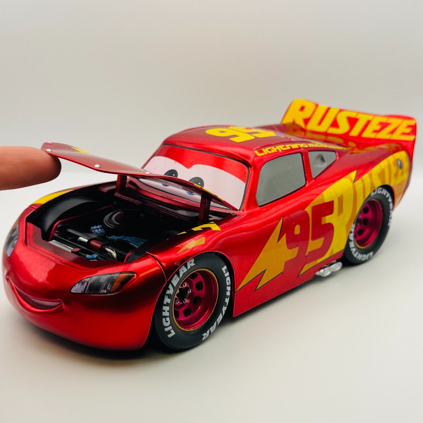 Disney Pixar Cars - JADA RUST-EZE RACING CENTER LIGHTNING MCQUEEN - 1:24 Diecast