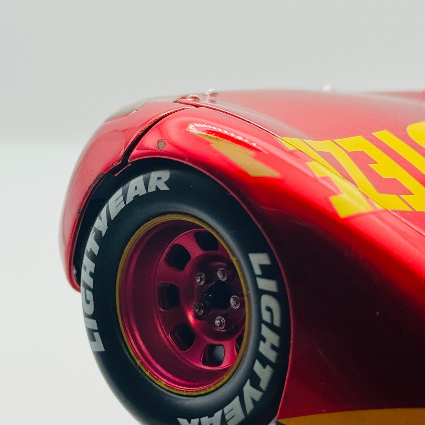 Disney Pixar Cars - JADA RUST-EZE RACING CENTER LIGHTNING MCQUEEN - 1:24 Diecast