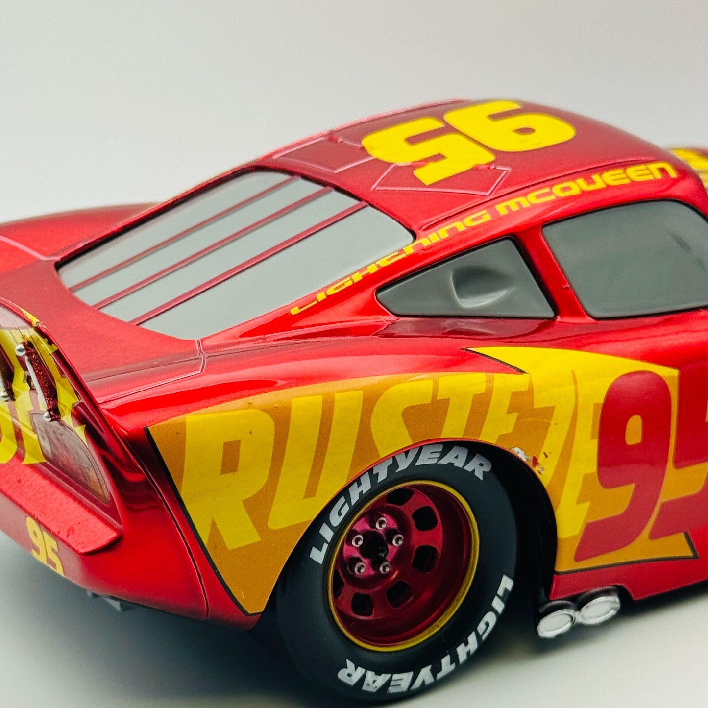 Disney Pixar Cars - JADA RUST-EZE RACING CENTER LIGHTNING MCQUEEN - 1:24 Diecast