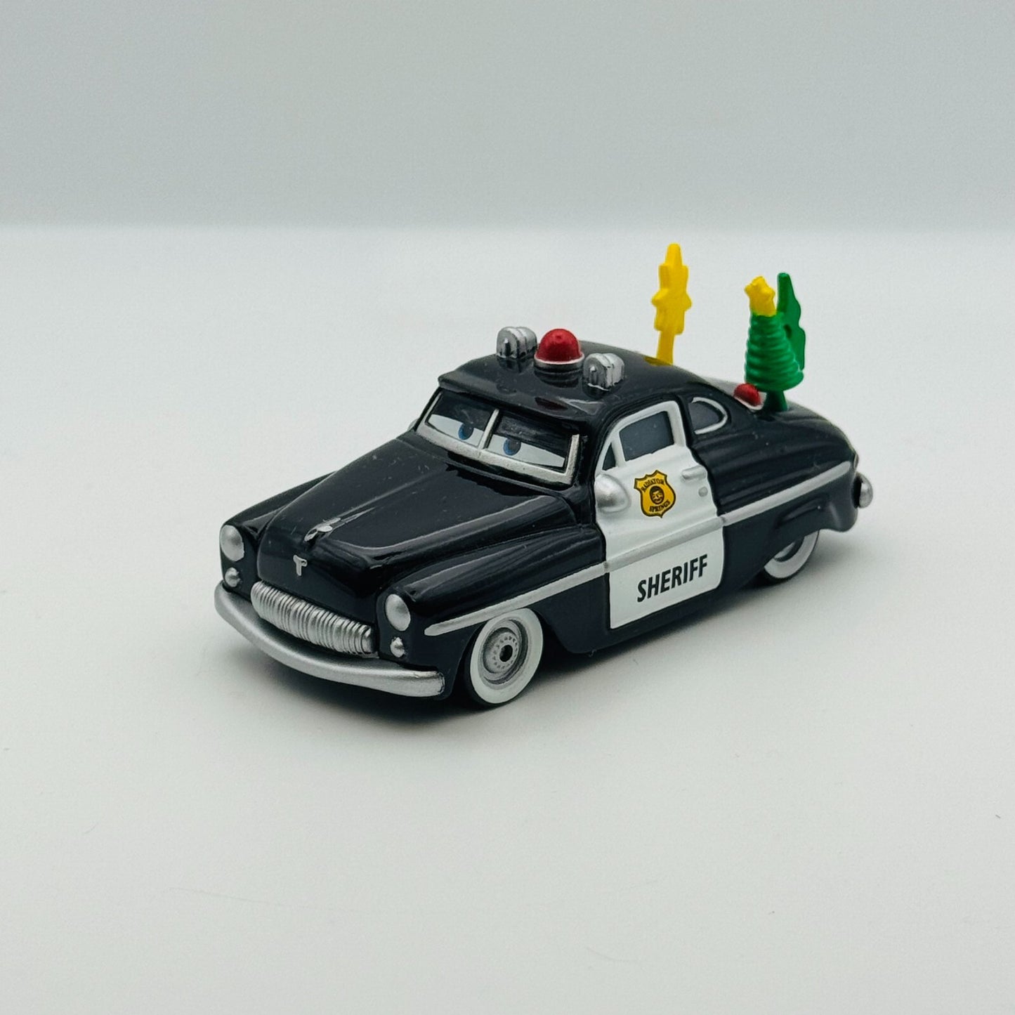 Disney Pixar Cars - HOLIDAY SPIRIT SHERIFF MATER SAVES CHRISTMAS - 1:55 Diecast