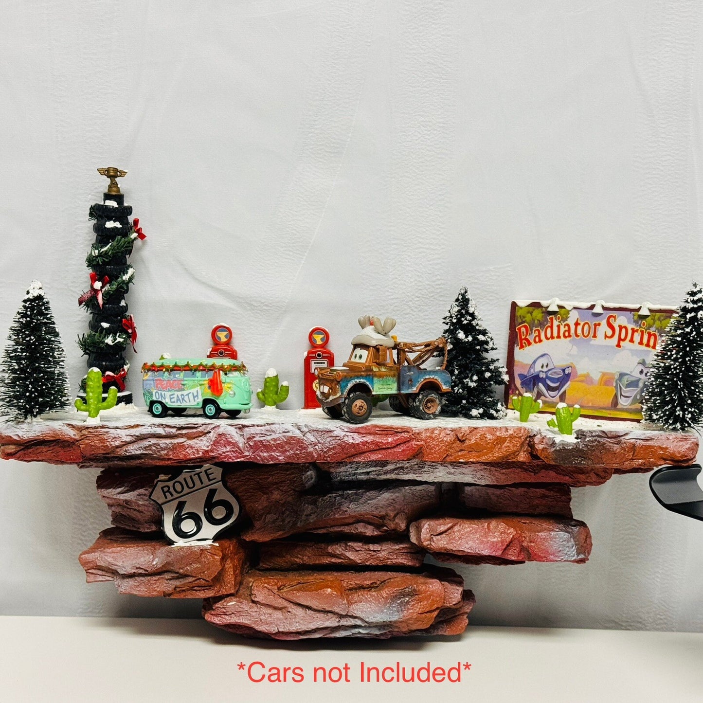 Disney Pixar Cars RADIATOR SPRINGS CHRISTMAS WALL DISPLAY SHELF - 1:55 Diorama