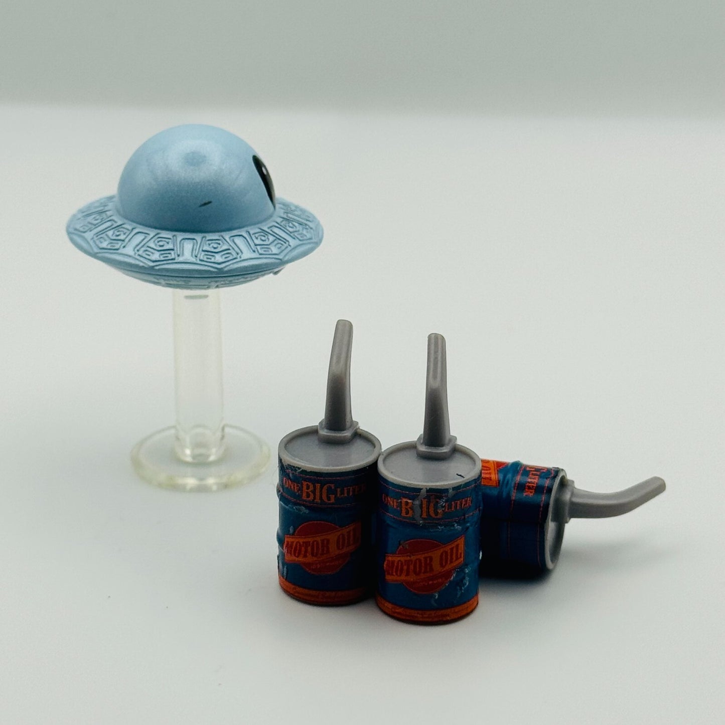 Disney Pixar Cars Toon - MATOR WITH OIL CANS UFO UFM 2010 - 1:55 Diecast