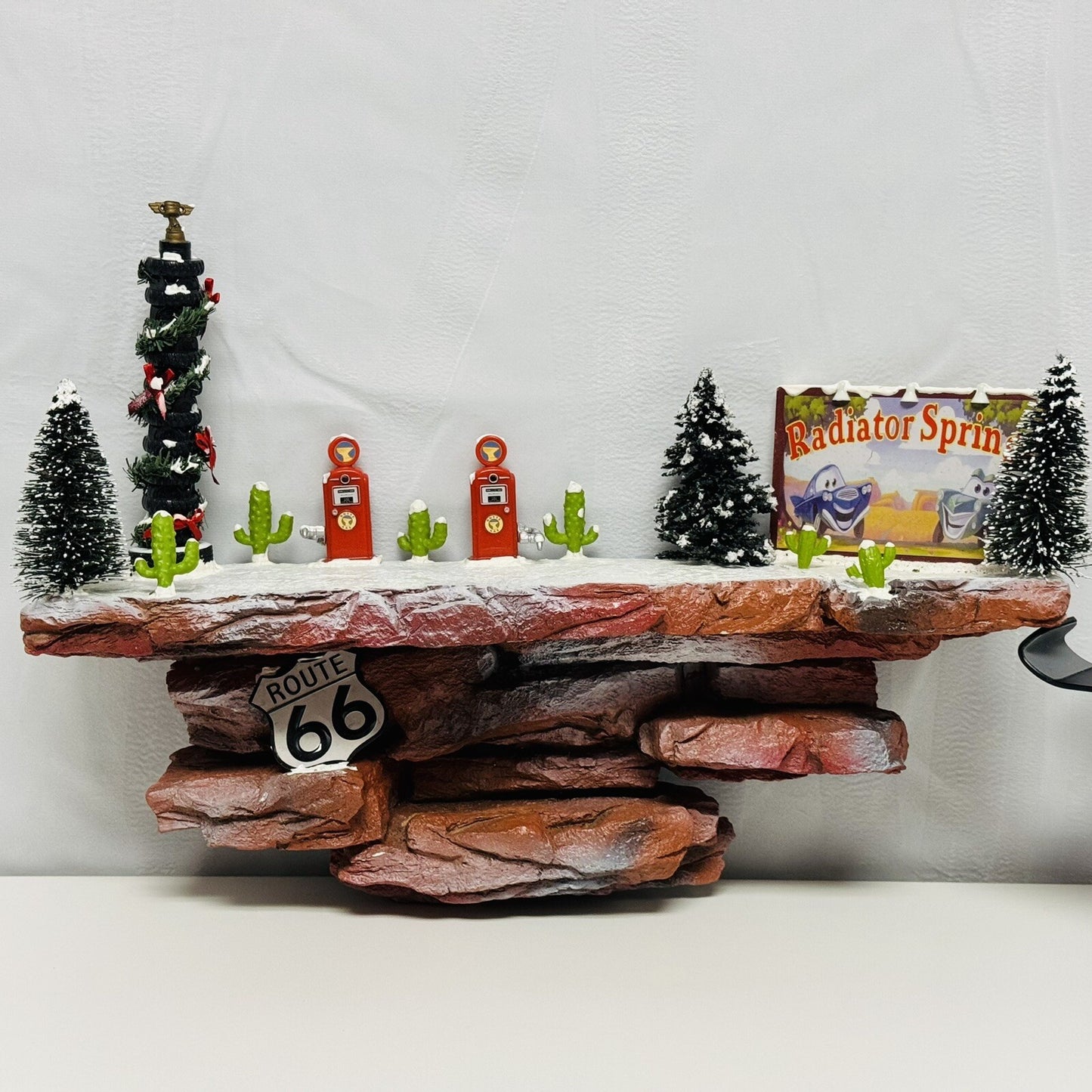 Disney Pixar Cars RADIATOR SPRINGS CHRISTMAS WALL DISPLAY SHELF - 1:55 Diorama