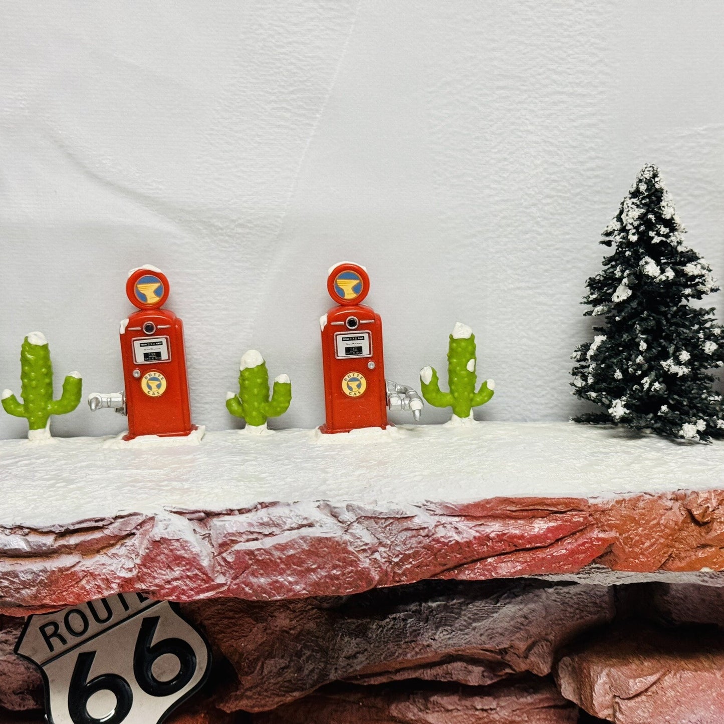 Disney Pixar Cars RADIATOR SPRINGS CHRISTMAS WALL DISPLAY SHELF - 1:55 Diorama