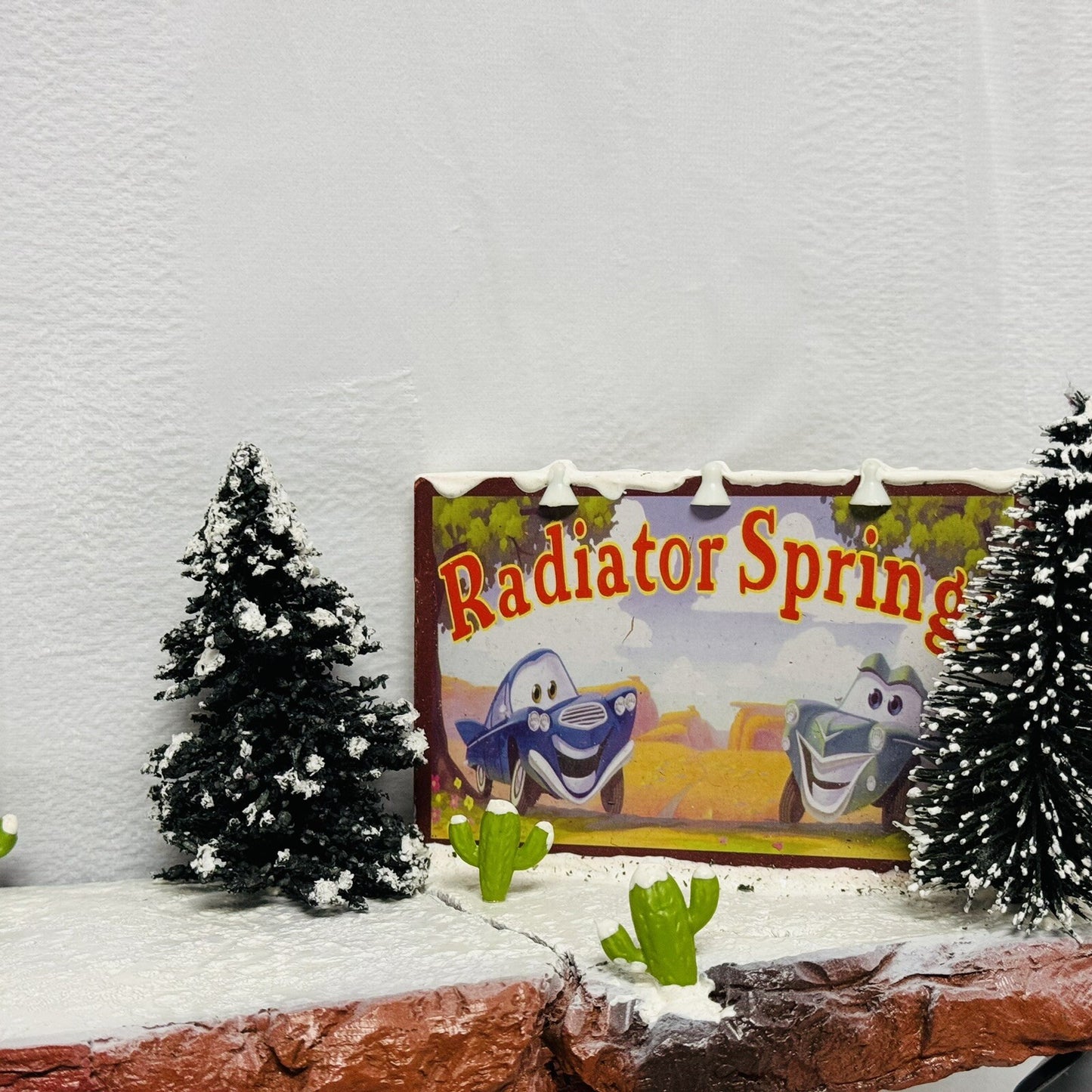 Disney Pixar Cars RADIATOR SPRINGS CHRISTMAS WALL DISPLAY SHELF - 1:55 Diorama