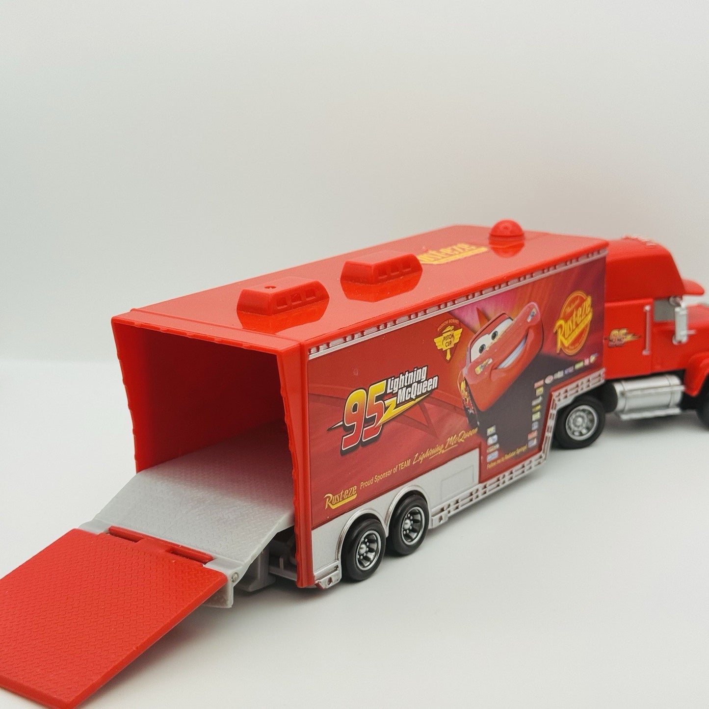 Disney Pixar Cars - HUDSON HORNET PISTON CUP CARS 2 MACK HAULER - 1:55 Diecast