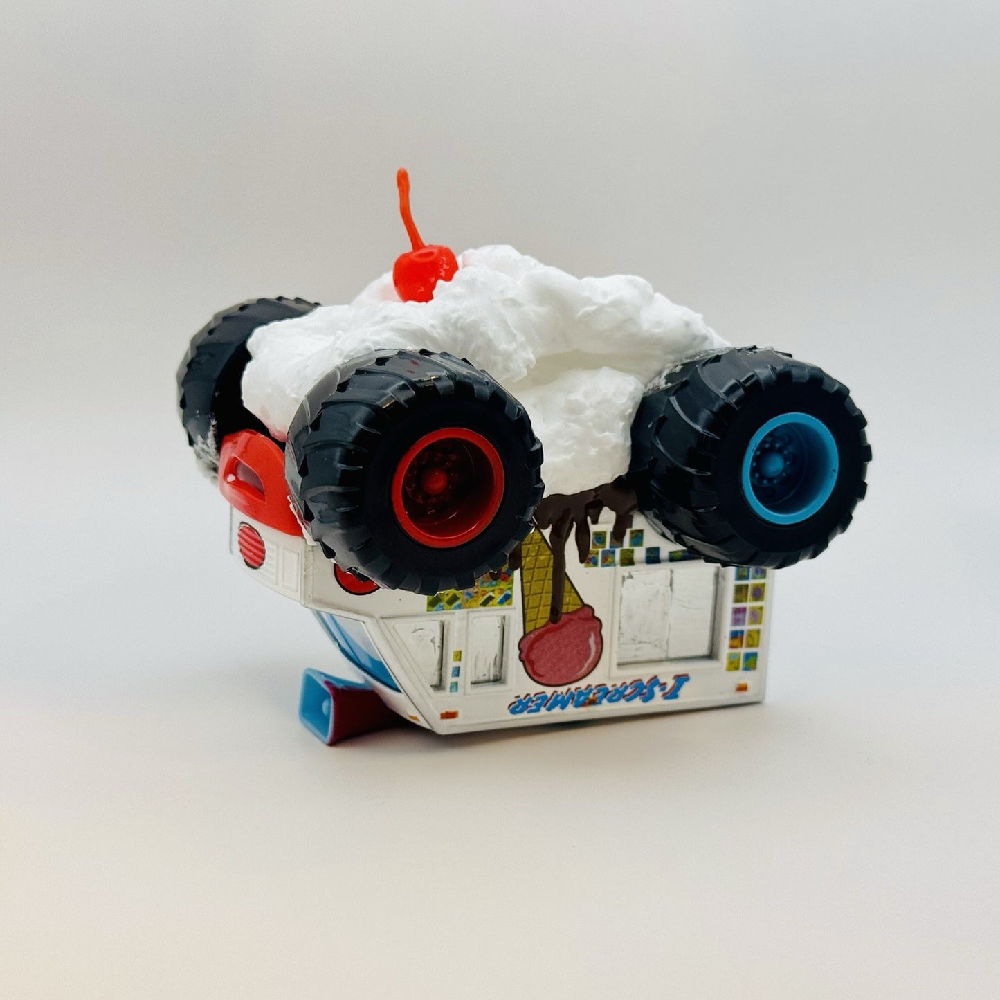 Disney Pixar Cars Toon I-SCREAMER SUNDAE CUSTOM Monster Truck Mater 1:55 Diecast