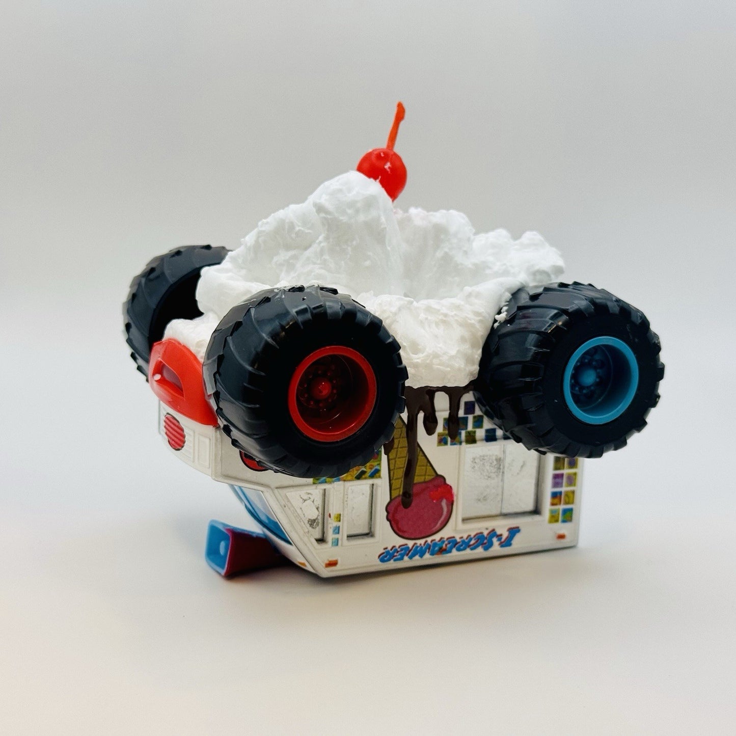 Disney Pixar Cars Toon I-SCREAMER SUNDAE CUSTOM Monster Truck Mater 1:55 Diecast