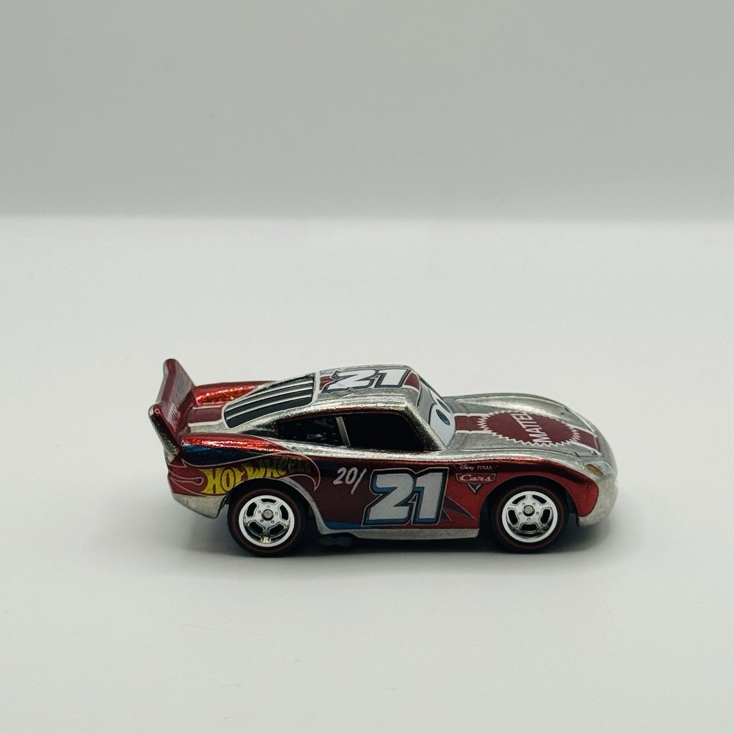 Disney Pixar Cars - MATTEL 20/21 EMPLOYEE MCQUEEN MATCHBOX - 1:55 Diecast