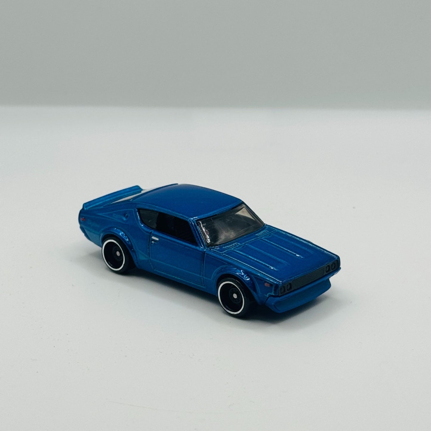 Hot Wheels - BLUE NISSAN SKYLINE GT-R 2000 Then & Now #118 - 1:64 Scale Diecast