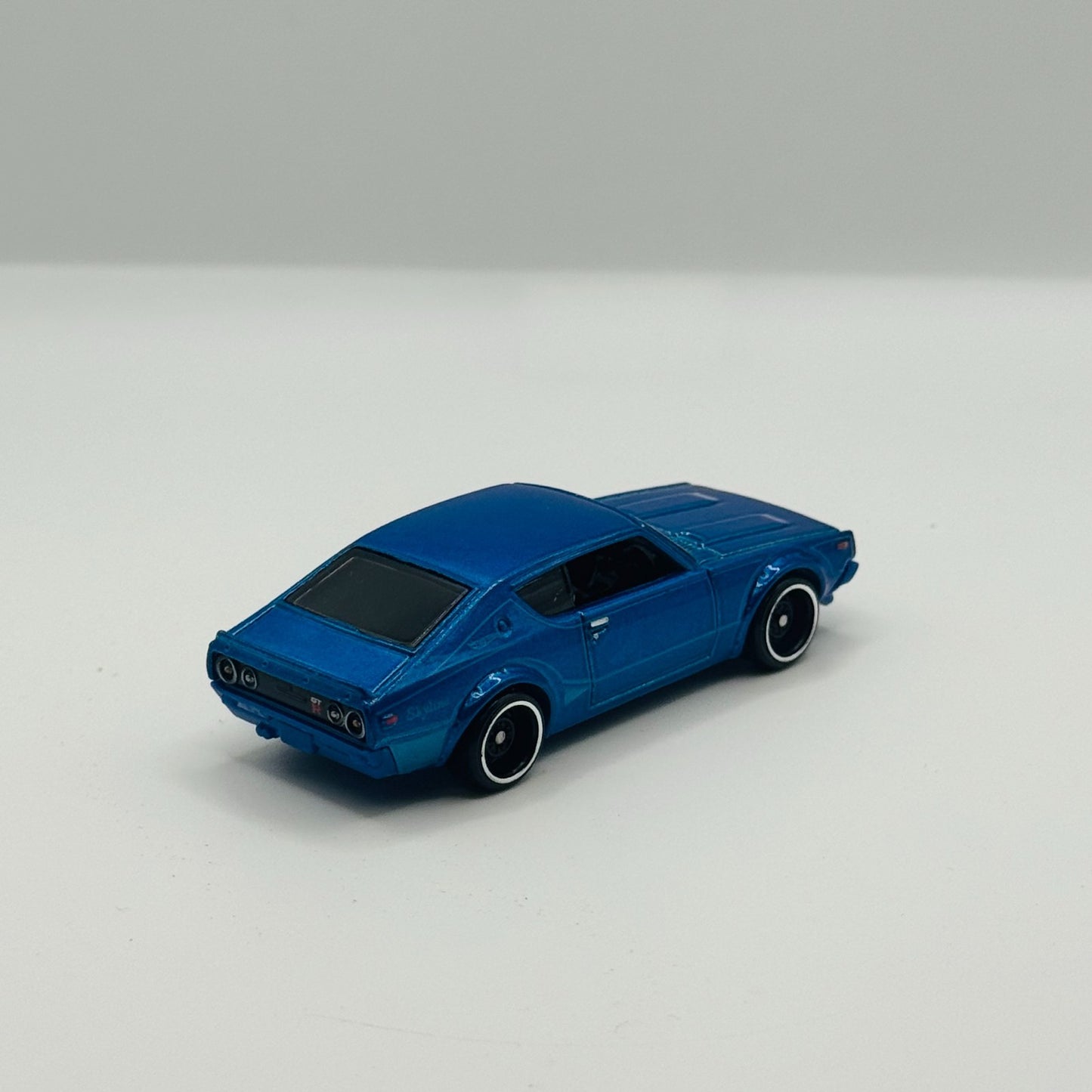 Hot Wheels - BLUE NISSAN SKYLINE GT-R 2000 Then & Now #118 - 1:64 Scale Diecast