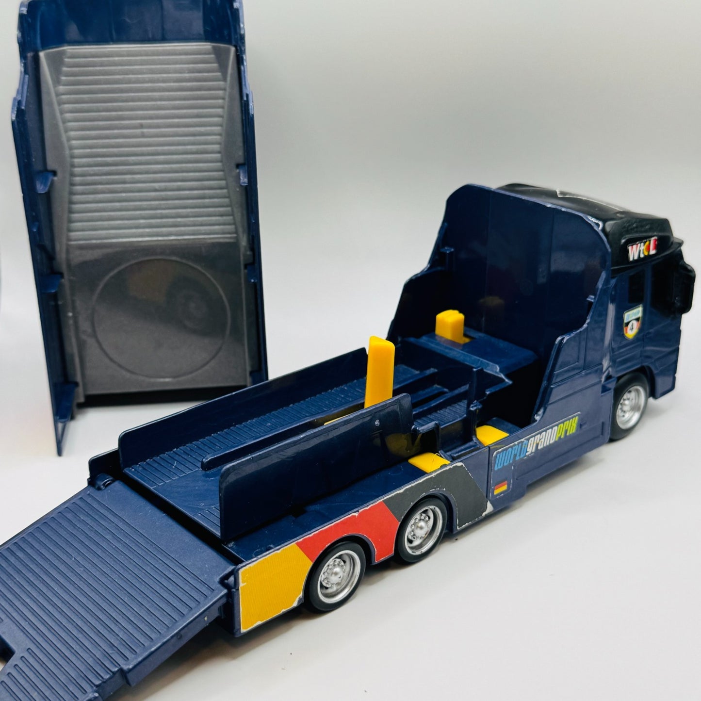 Disney Pixar Cars - MAX SCHNELL HAULER JORG Transforming Transporter 1:55 Scale