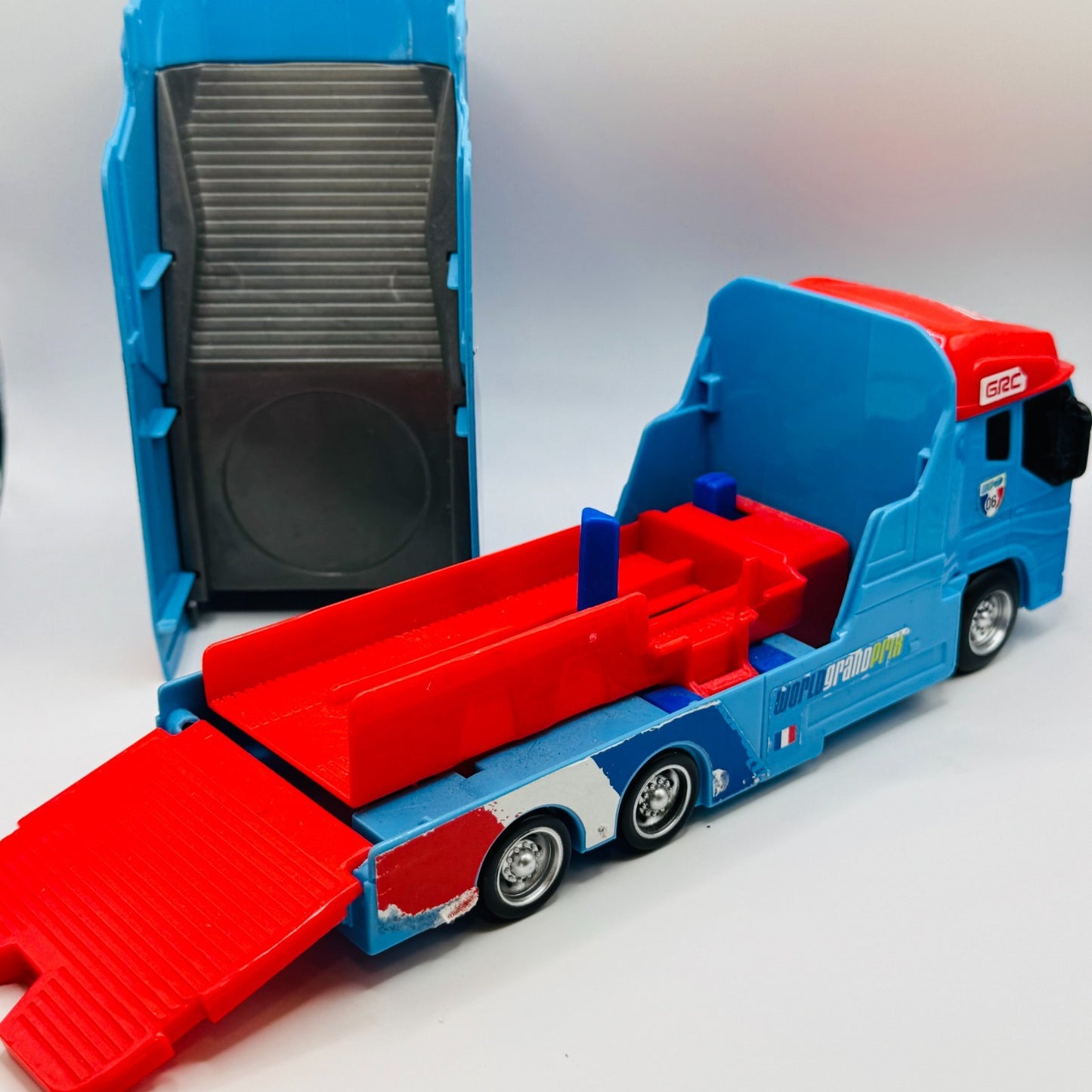 Disney Pixar Cars RAOUL CAROULE HAULER ANDRE Transforming Transporter 1:55 Scale
