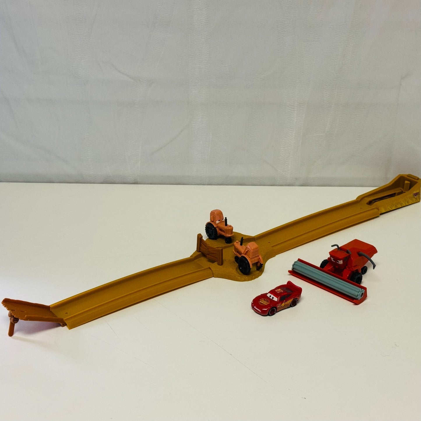 Disney Pixar Cars - TIP THE TRACTOR TIPPIN' TRACK SET WITH FRANK - 1:55 Scale