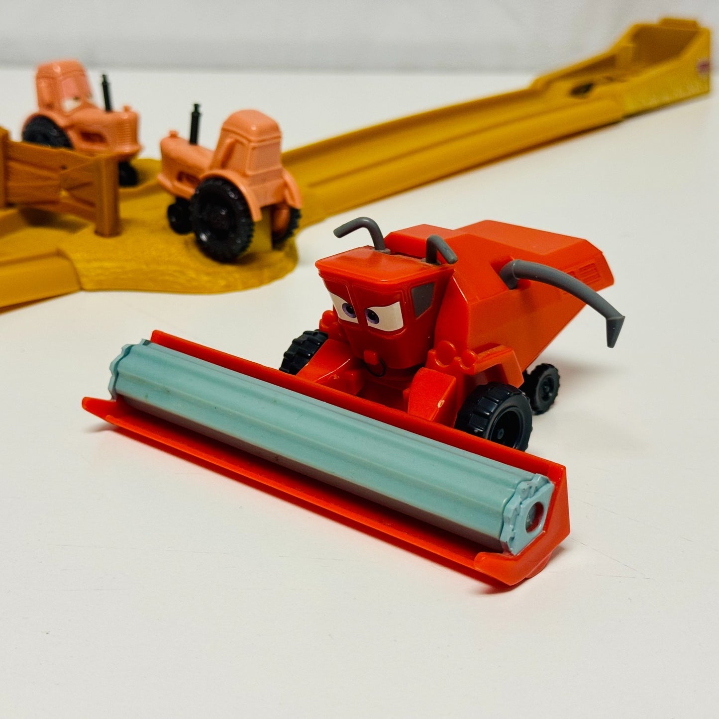 Disney Pixar Cars - TIP THE TRACTOR TIPPIN' TRACK SET WITH FRANK - 1:55 Scale