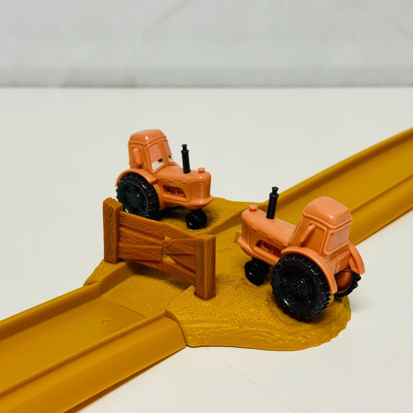 Disney Pixar Cars - TIP THE TRACTOR TIPPIN' TRACK SET WITH FRANK - 1:55 Scale