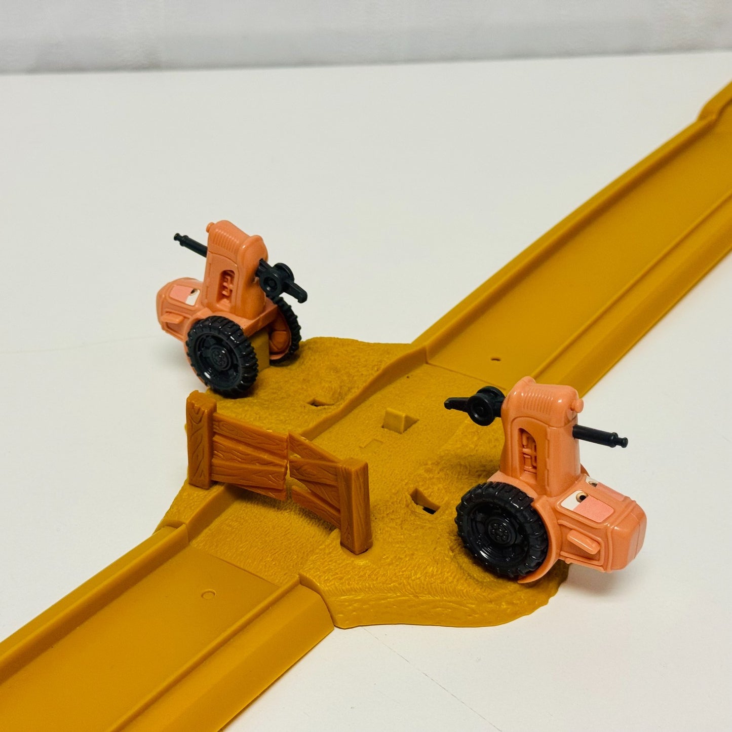 Disney Pixar Cars - TIP THE TRACTOR TIPPIN' TRACK SET WITH FRANK - 1:55 Scale