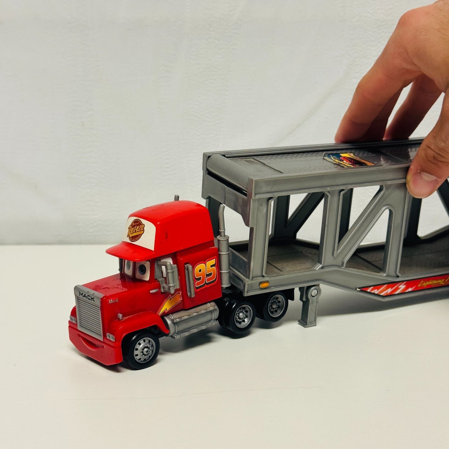 Disney Pixar Cars - MACK TRANSPORTER TRUCK HAULER FITS 6 CARS - 1:55 Scale