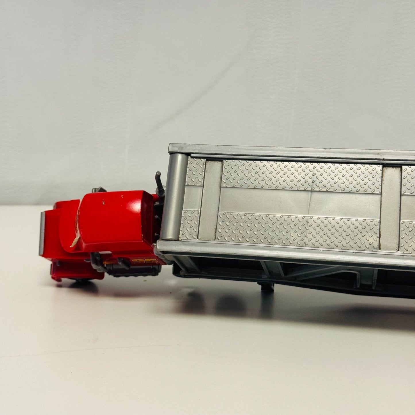 Disney Pixar Cars - MACK TRANSPORTER TRUCK HAULER FITS 6 CARS - 1:55 Scale