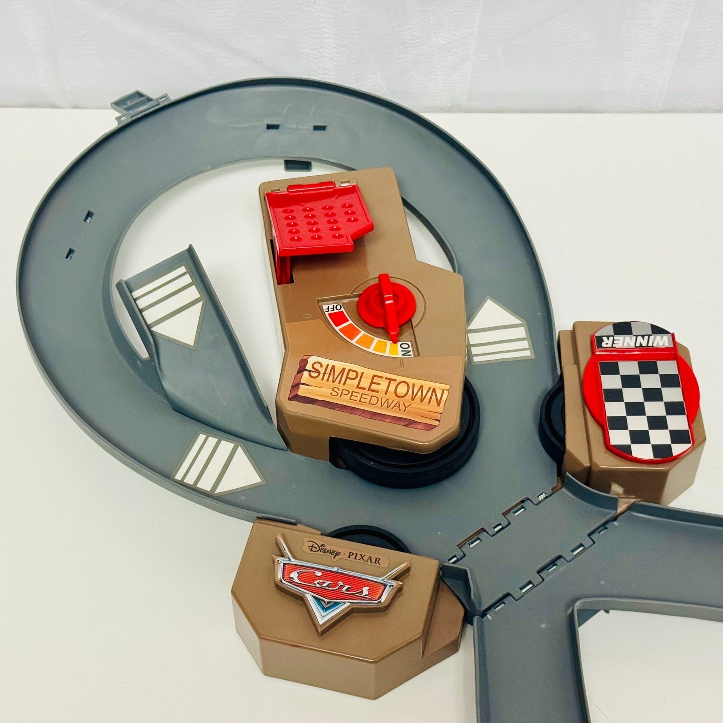 Disney Pixar Cars - STORY TELLERS SIMPLETOWN SPEEDWAY RACETRACK *UNTESTED*- 1:55