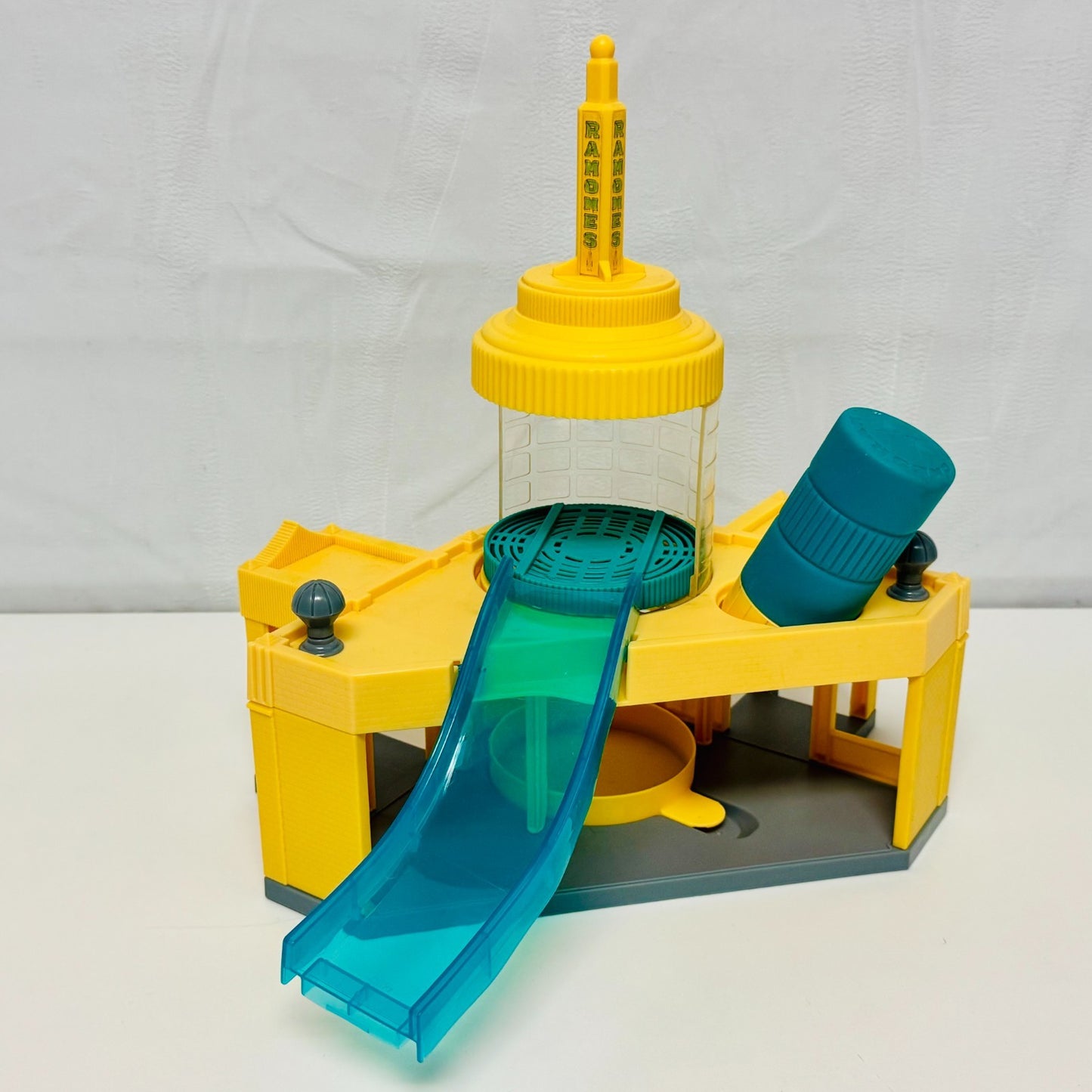 Disney Pixar Cars - RAMONE'S COLOR CHANGE PLAYSET House of Body Art Shop - 1:55