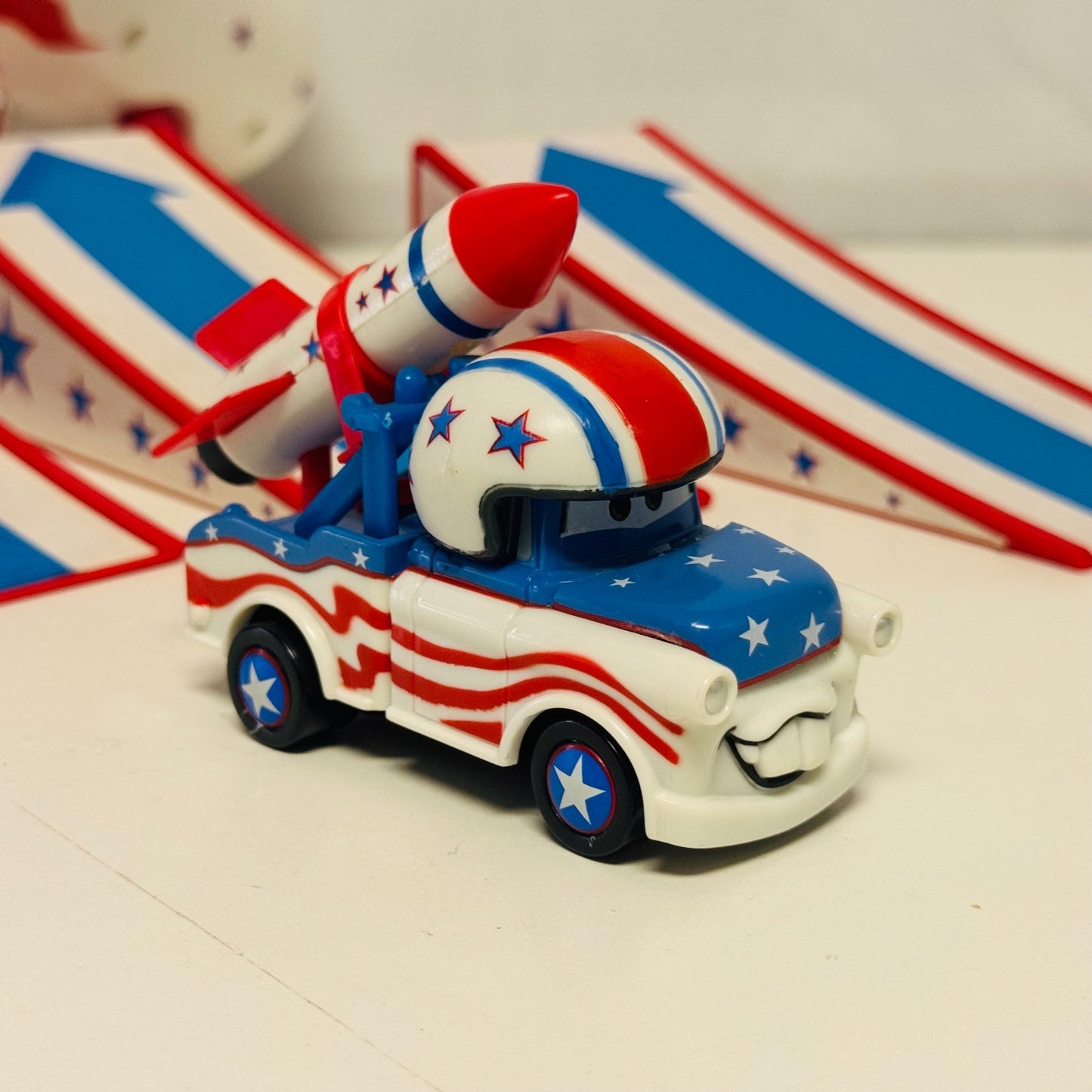 Disney Pixar Cars MATER THE GREATER STUNT PLAYSET Disney Store UK 2010 1:55Scale