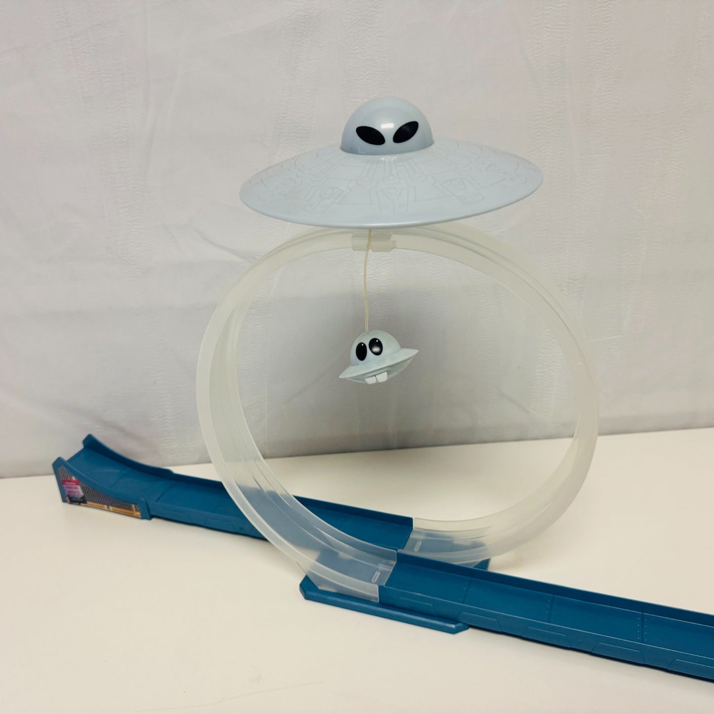 Disney Pixar Cars UFM UNIDENTIFIED FLYING MATER TRACK SET MOTHERSHIP 1:55 Scale