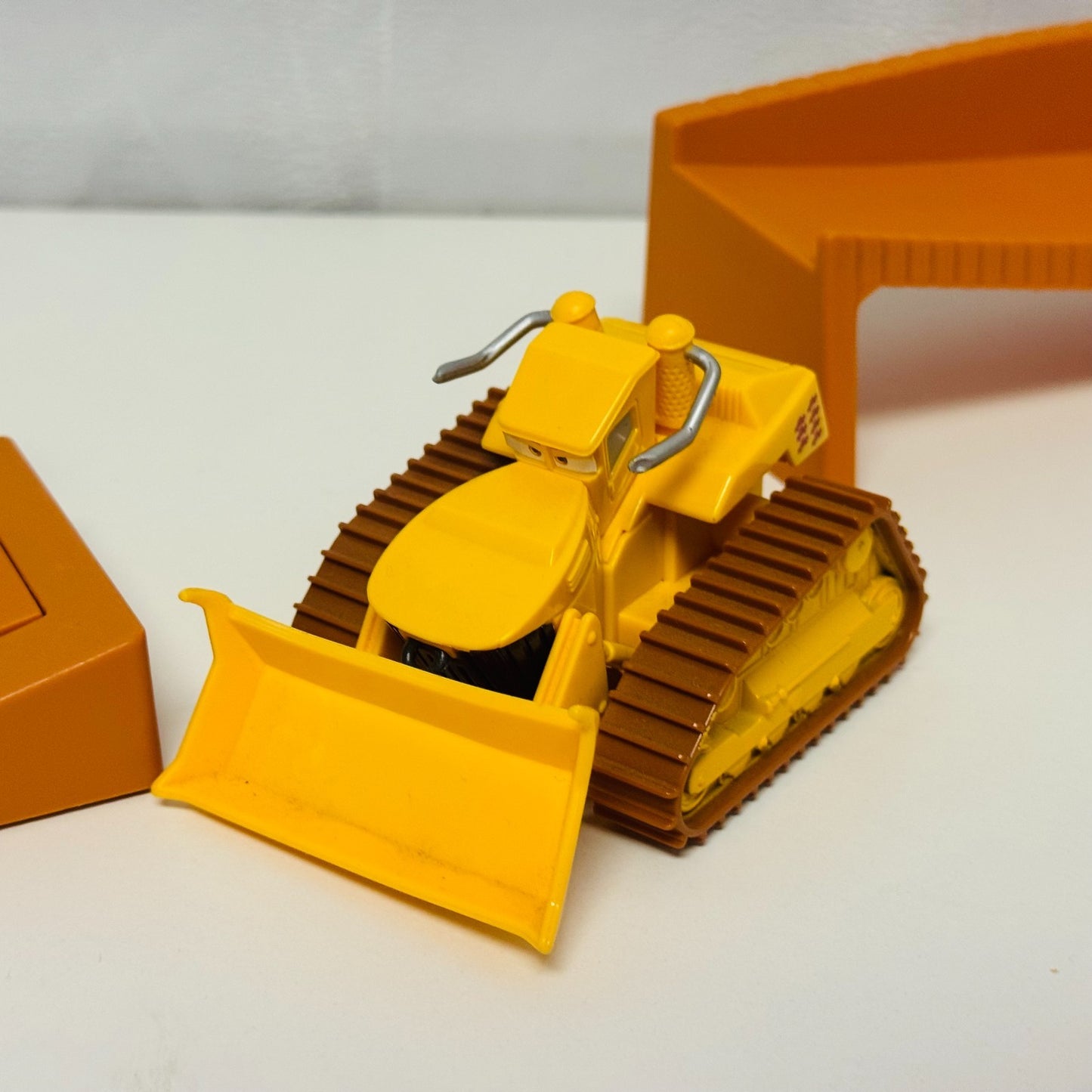 Disney Pixar Cars Toon - EL MATERDOR TRACK SET WITH CHUY - 1:55 Scale