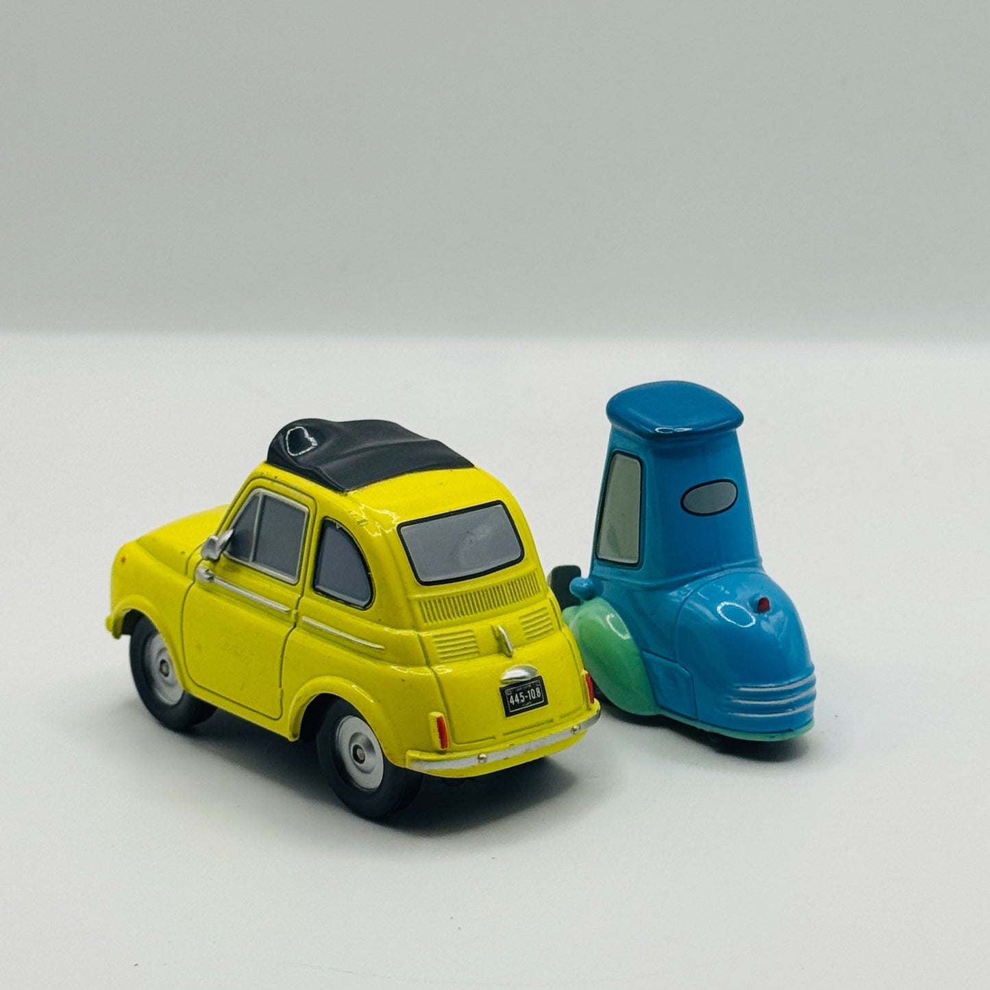 Disney Pixar Cars - LUIGI & GUIDO Disney Store - 1:43 Diecast