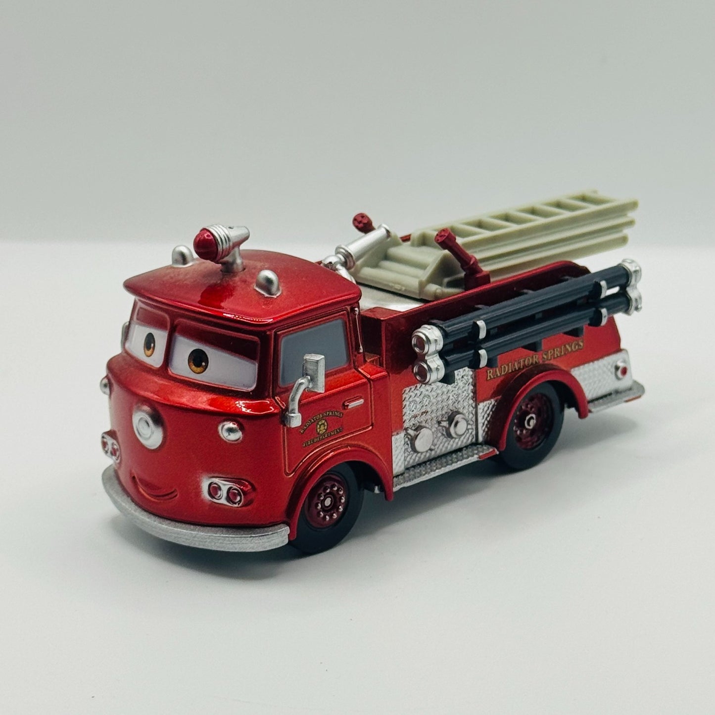 Disney Pixar Cars - METALLIC RED FIRETRUCK *CHASE* Disney Store - 1:43 Diecast
