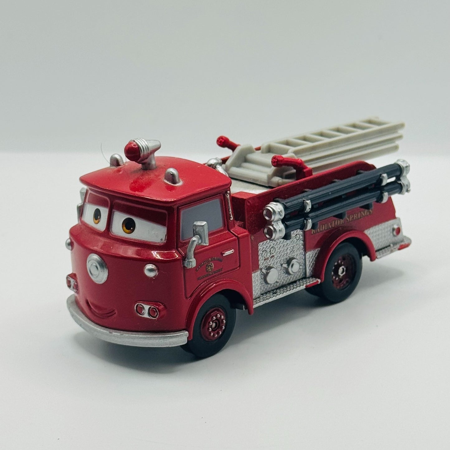 Disney Pixar Cars - RED FIRETRUCK Disney Store - 1:43 Diecast