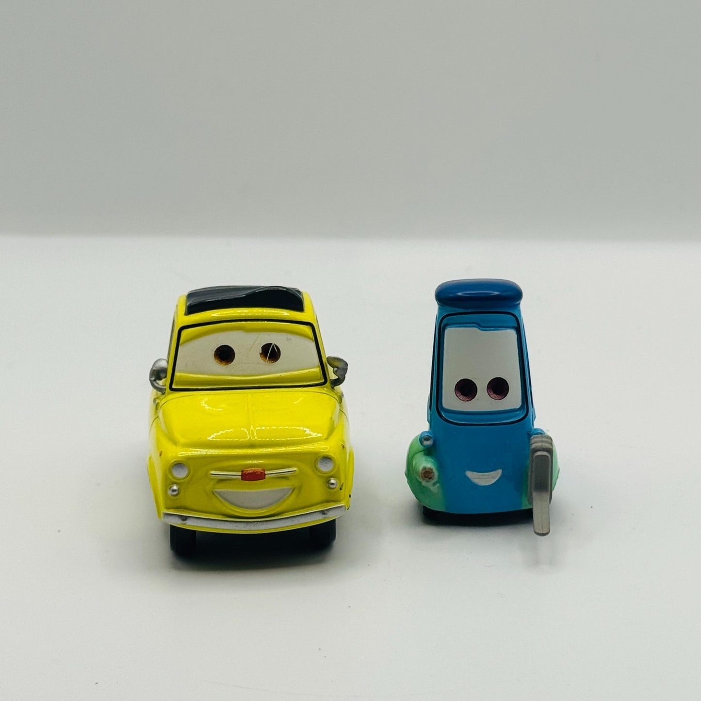 Disney Pixar Cars - LUIGI & GUIDO Disney Store - 1:43 Diecast
