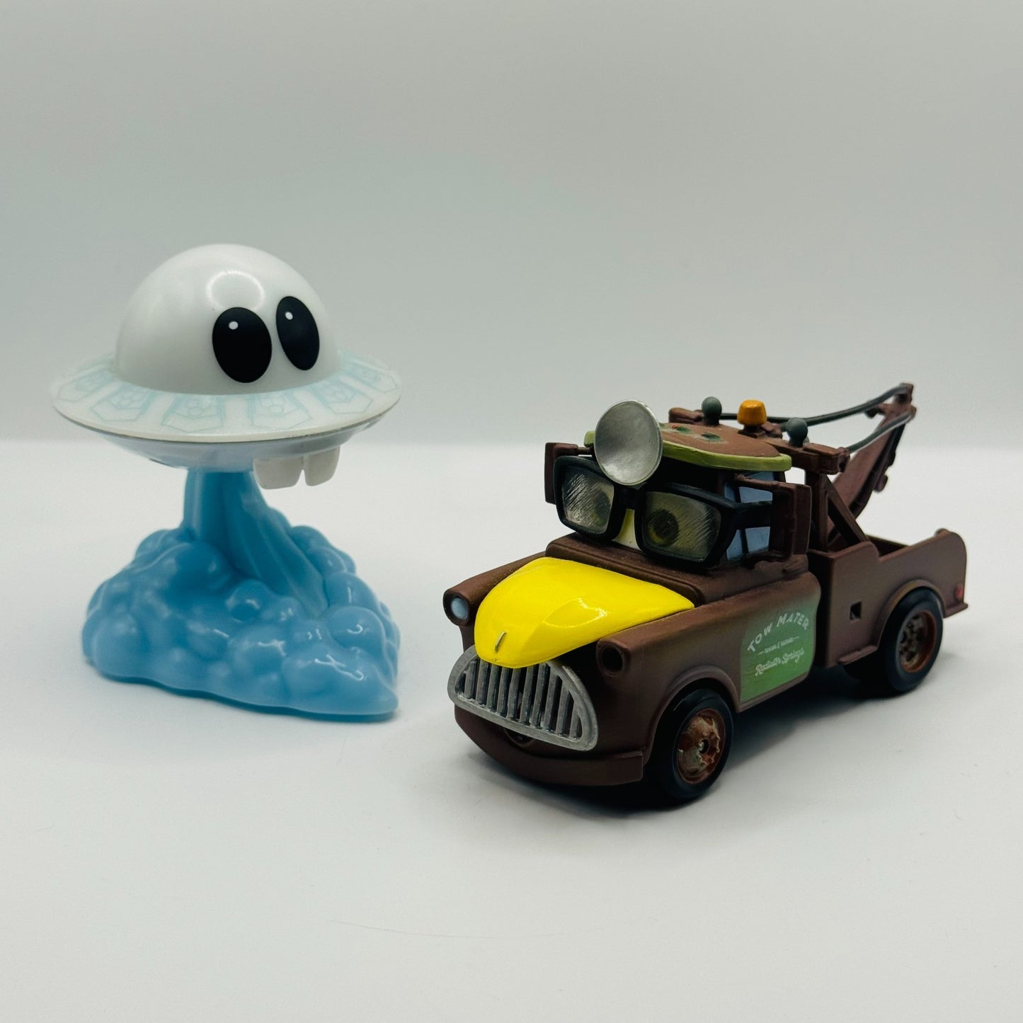 Disney Pixar Cars UFM UNIDENTIFIED FLYING MATER MATOR Disney Store 1:43 Diecast